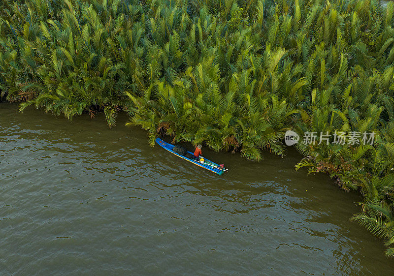 在金茅省的Thi Tuong泻湖，一位农民划着独木舟捕鱼